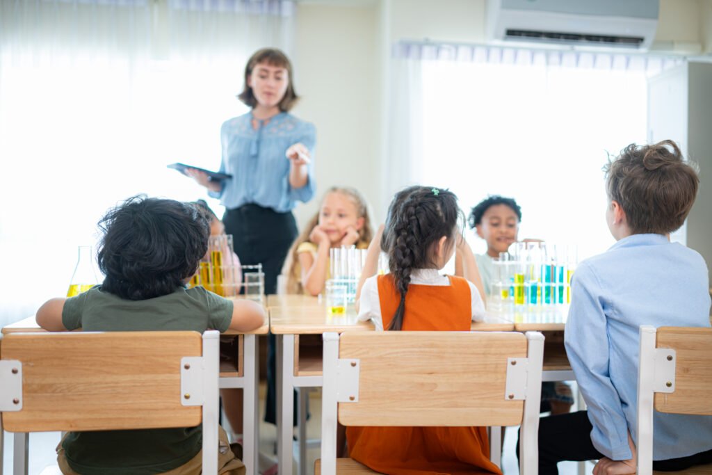Teacher and students, Learn and experiment with science in a school science classroom.